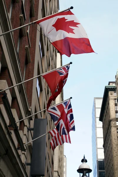 Facciata decorata con la bandiera del Canada, Union Jack flag e la bandiera americana — Foto Stock