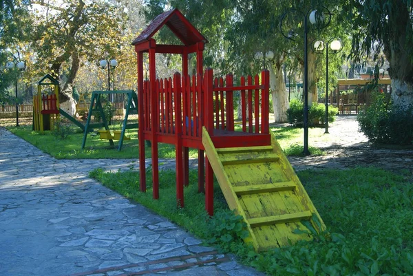 Rekreasi anak-anak. Kastil anak-anak dengan slide — Stok Foto