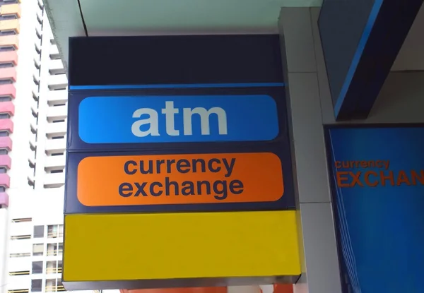 Вывеска банкомата. знак обмена валют — стоковое фото