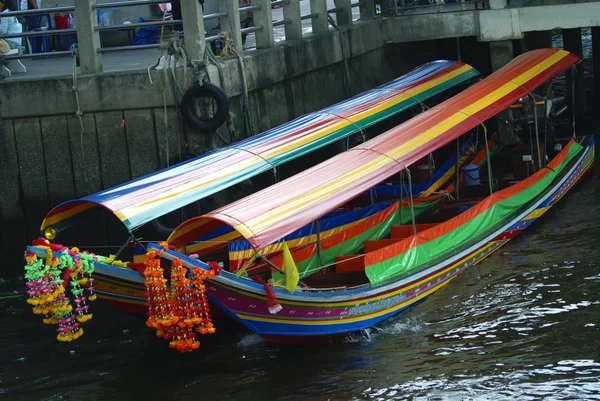 Bateaux à passagers sur le fleuve Chao Phraya à Bangkok, Thaïlande, Asie — Photo