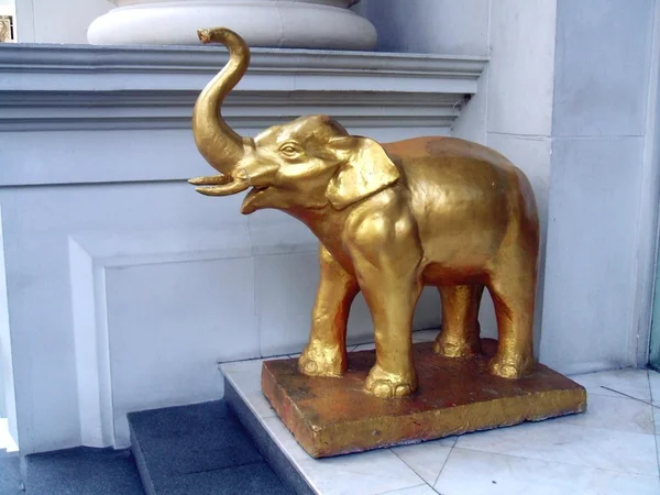 Golden elephant statue at a temple in Bangkok, Thailand, Asia — Stock Photo, Image