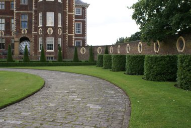 bahçevan ağaçlar, girinti içinde statures ve bir yol