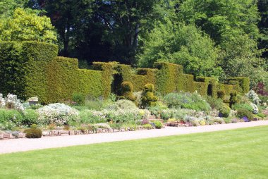 Bahçe heykel çitlerinde, Budama sanatı ve çiçekler