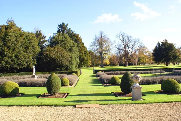 Topiary ogród z urn na kolumnę i pomnik — Zdjęcie stockowe