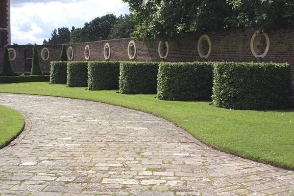 Topiary garden with statues in alcoves — Stock Photo, Image