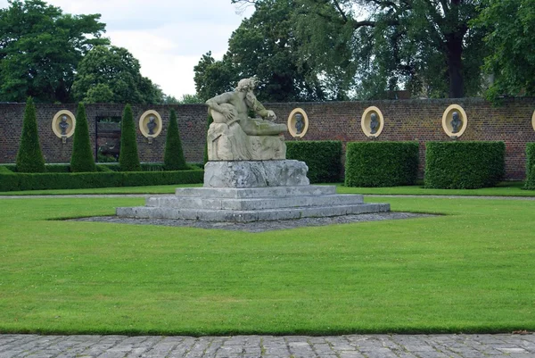Vorgarten mit Statuen — Stockfoto