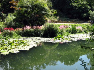 River Avon bir bahçede Malmesbury, İngiltere