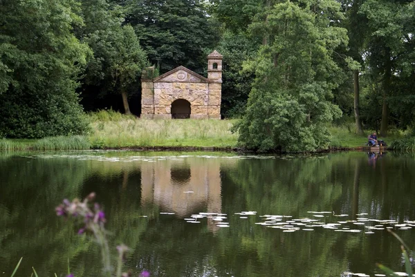 Antigua casa de verano en un lago en Stowe Landscape Gardens en Inglaterra — Foto de Stock