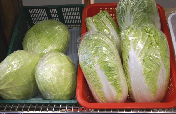 Weergave van kool in een supermarkt op een markt — Stockfoto