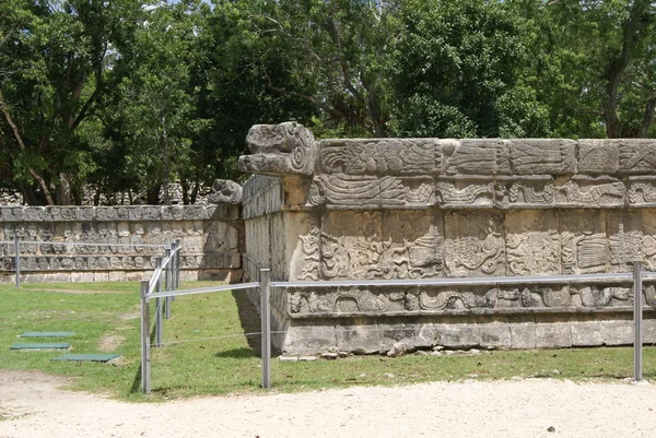 Tzompantli 在墙上的头骨。在奇琴伊察，墨西哥尤卡坦半岛的玛雅废墟 — 图库照片