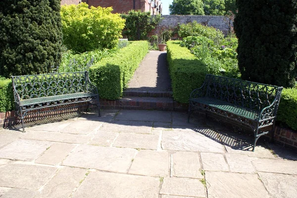 Beanches lub miejsc w ogrodzie zamku Leeds w Anglii — Zdjęcie stockowe