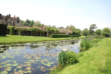 Nehir Eden kent. Hever Kalesi Bahçe İngiltere'de