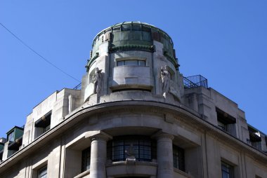 sütunlar ve heykeller ile kubbeli çatı