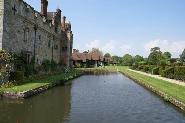 Moat in a garden — Stock Photo, Image