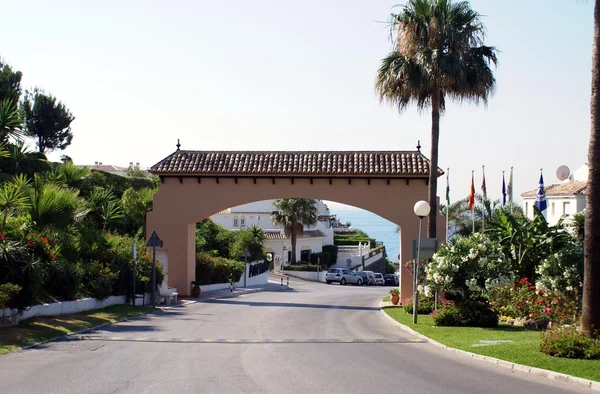 Vista exterior española. arco a orillas del mar o de una playa —  Fotos de Stock