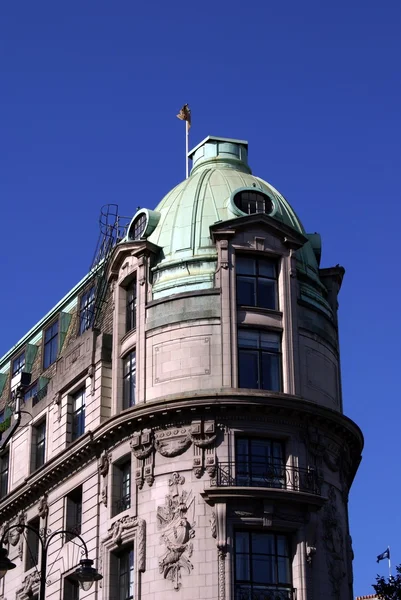 Украшенный фасад с куполом и скульптурой — стоковое фото