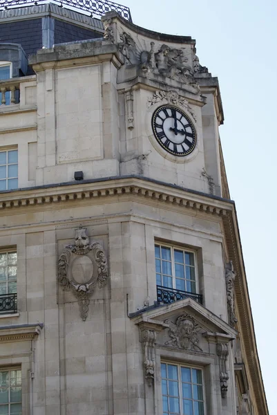 Fassade mit Skulpturen und einer Uhr — Stockfoto
