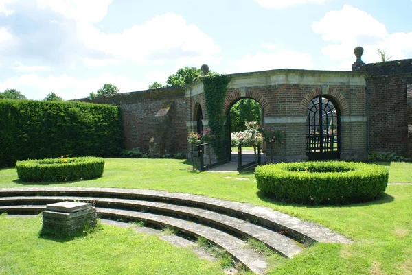 Herstmonceux Castle garden i England — Stockfoto