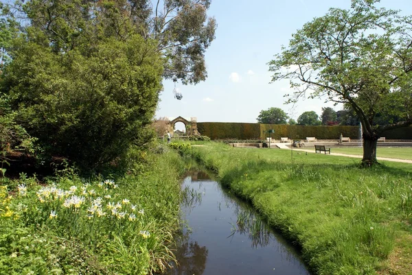 River Eden running in Hever Castle garden, England — Stock Photo, Image