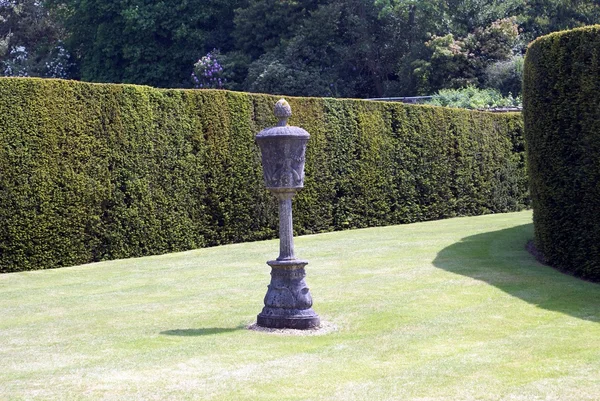 Urna esculpida no jardim do Castelo de Hever, na Inglaterra — Fotografia de Stock