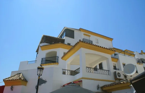 Fachada española con balcones — Foto de Stock