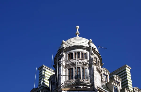 Edifício ornamentado em renovação — Fotografia de Stock