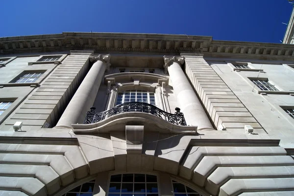 Gebogen venster balkon & kolommen — Stockfoto