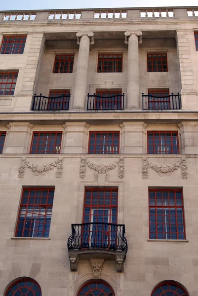 Balcones de ventana, esculturas y columnas — Foto de Stock