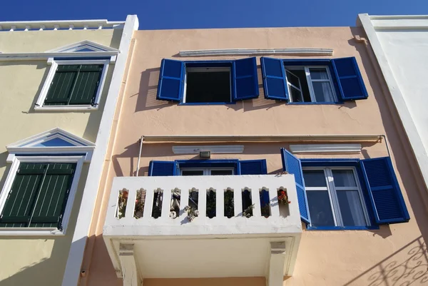 Sluitertijd ramen en balkon — Stockfoto