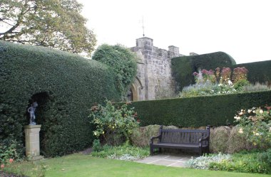 tezgah ve heykel Chirk Castle Garden İngiltere'de