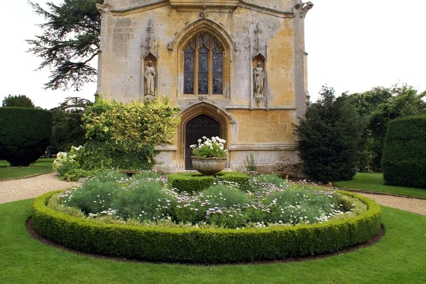 Jardín de la Iglesia del Castillo Sudeley en Inglaterra — Foto de Stock