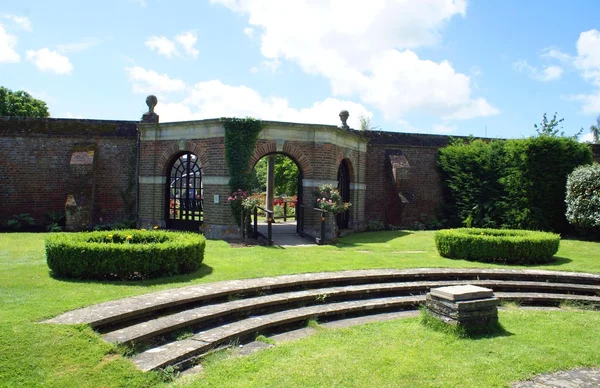 Ingang van de tuin van het kasteel — Stockfoto