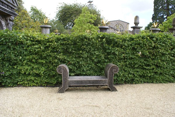 Скамейка в саду замка Арундел, Англия
