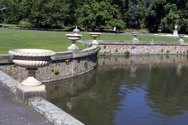 Urnen an einem Teich in kew landscape garden, london, england — Stockfoto