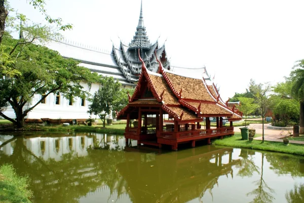 Chata nebo pavilon & palác replika na břehu jezera v Ayutthaya, Bangkok, Asie — Stock fotografie
