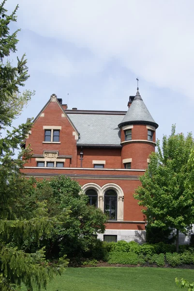 Architettura con cupola, scultura, finestre ad arco e colonne — Foto Stock