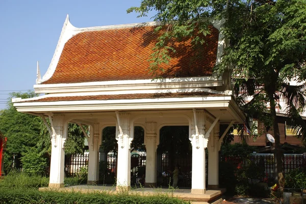 Pavilon nebo letohrádek na zahradě Wat Intharawihan v Bangkoku, Thajsko — Stock fotografie