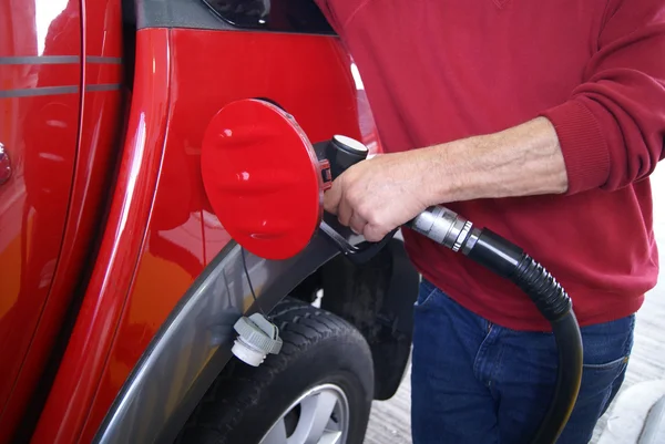 Reabastecimento de carros. mão de um homem refuleing um carro com gasolina em uma estação de serviço — Fotografia de Stock