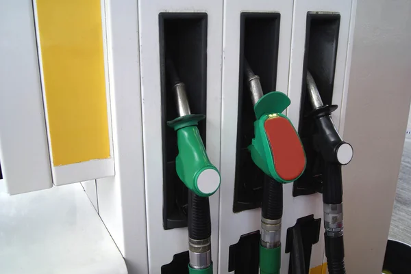 Üzemanyag adagoló fúvókák a benzinkutat — Stock Fotó