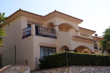 İspanyol cephe Balkonlu