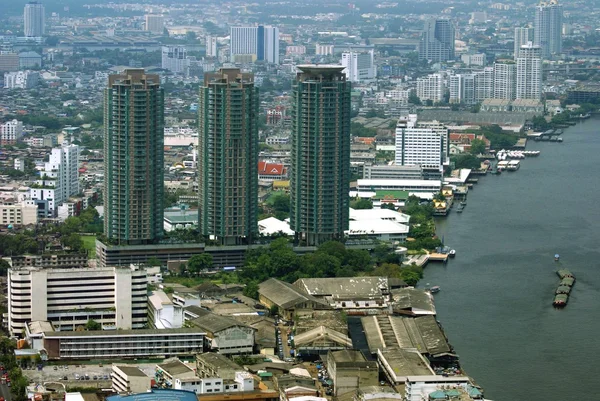 Luchtfoto van de Chao Phraya rivier Bank, wolkenkrabbers, de skyline van Bangkok city, Thailand — Stockfoto