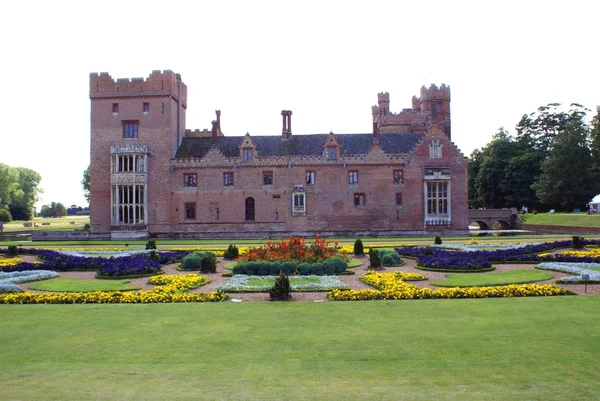 Old architecure and flower beds — Stock Photo, Image