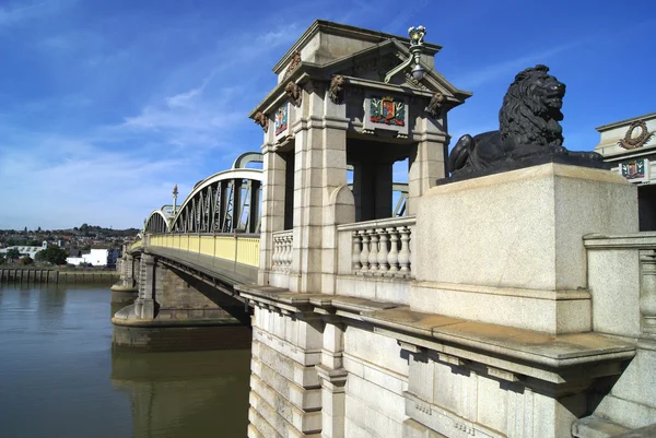 Rochester bridge über river medway, england — Stockfoto