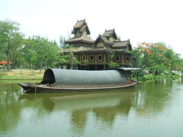 Vintage vatten fartyg & replik av ett palats i gamla Siam, Bangkok, Thailand, Asien — Stockfoto