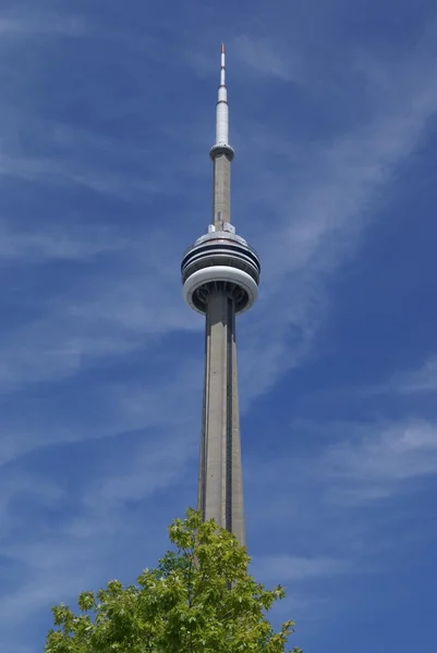 CN Tower ในโตรอนโต ออนตาริโอ แคนาดา — ภาพถ่ายสต็อก