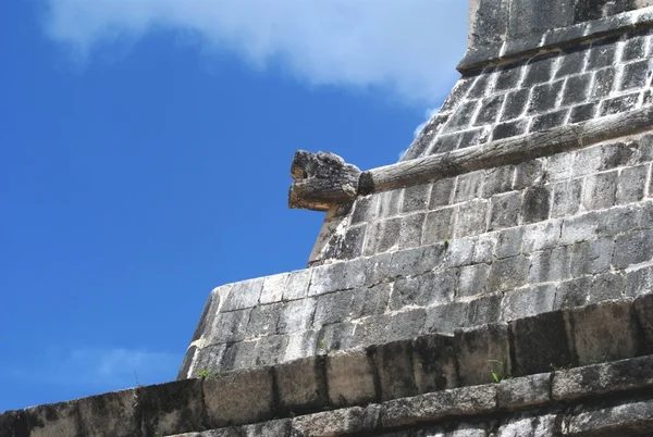 Escultura serpente, detalhes da fachada Grand Ballcourt em Chichen Itza, México — Fotografia de Stock