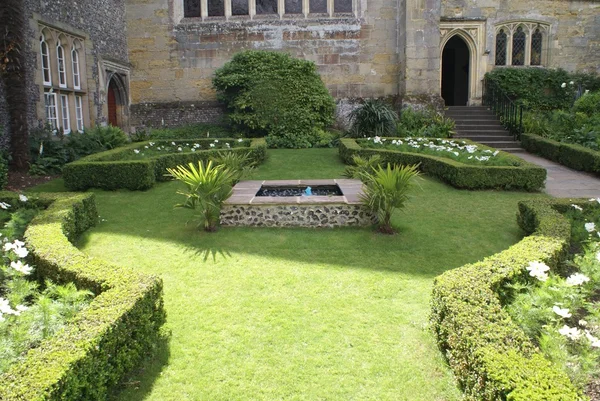 Arundel Castle kaple Knot zahrada v Anglii — Stock fotografie