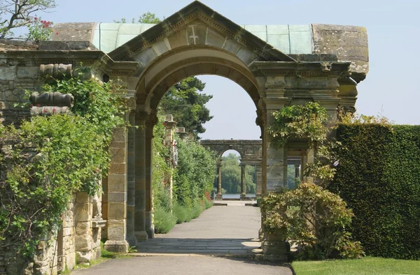 Arco nel giardino del castello di Hever in Inghilterra — Foto Stock