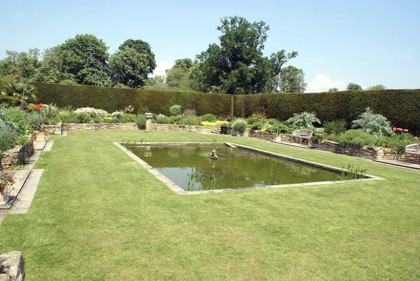 イギリスでヒーバー城ガーデンの噴水 — ストック写真