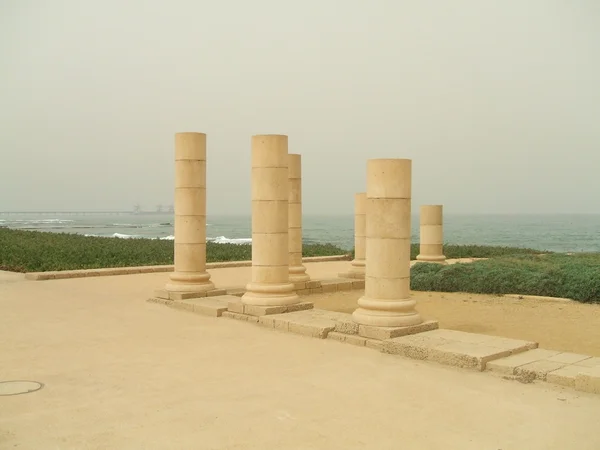 Colunas. As ruínas romanas de Cesareia Marítima em Israel — Fotografia de Stock